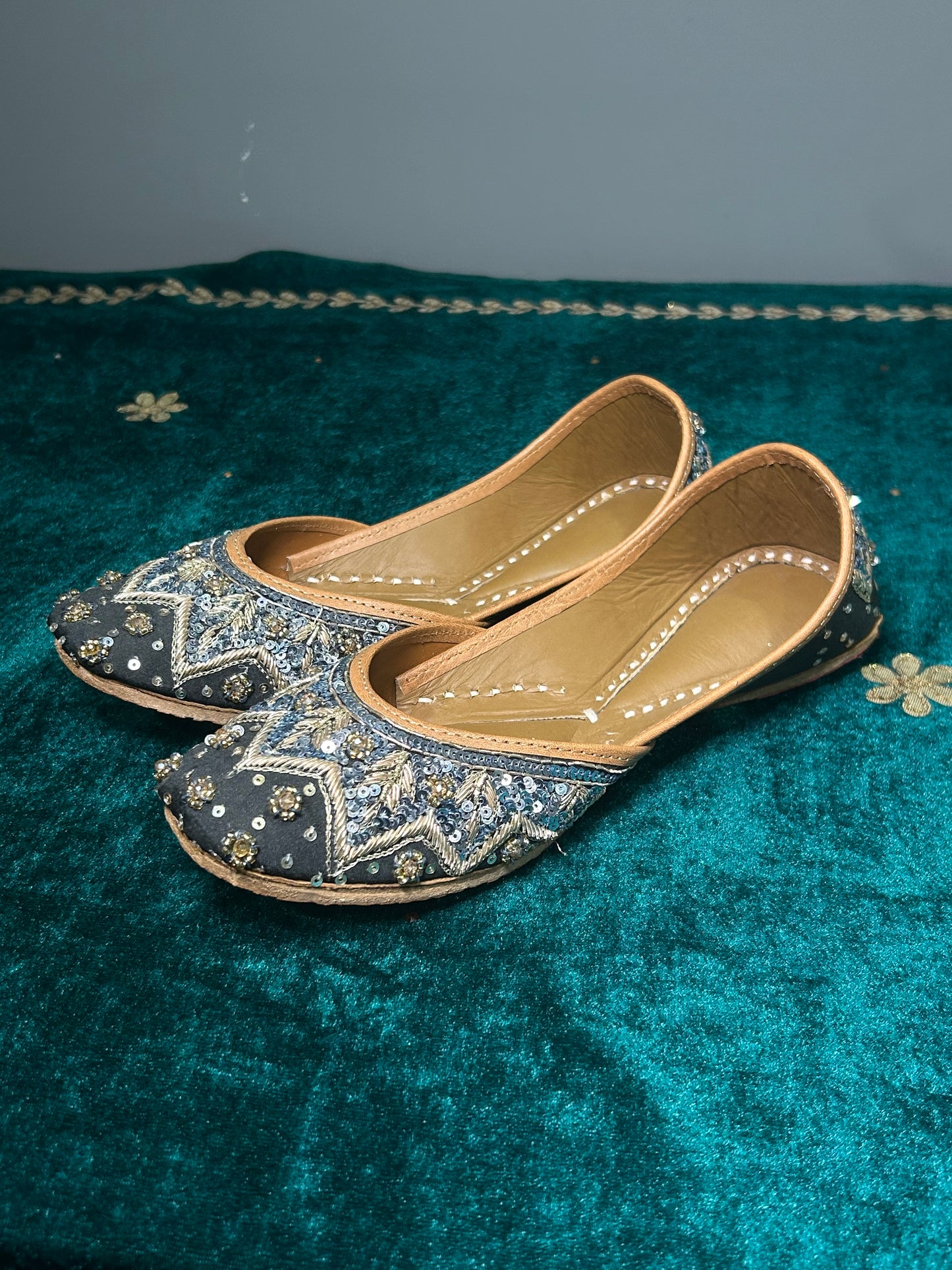 Midnight Handwork Jutti