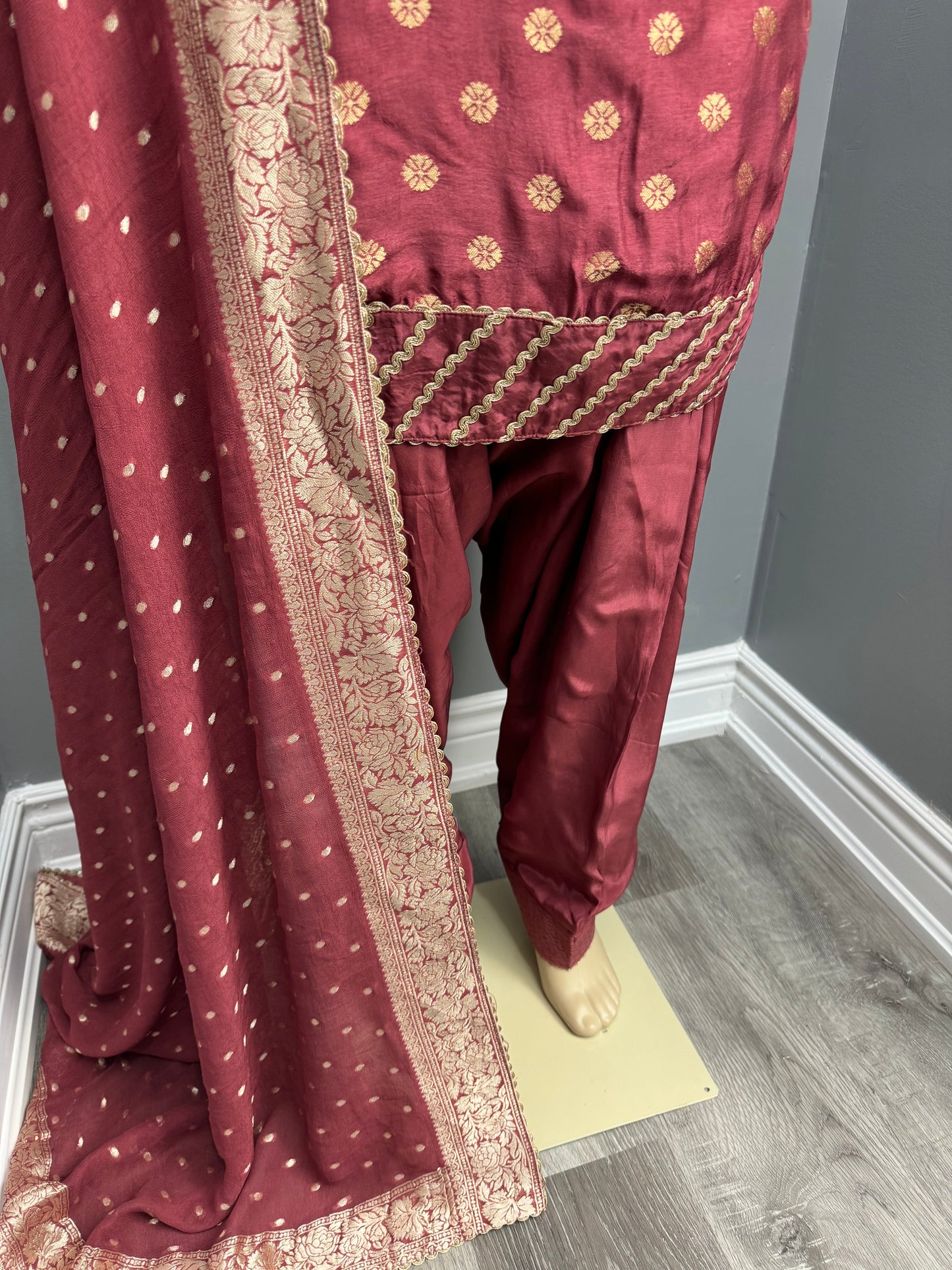 Banti Banarsi Salwar Suit