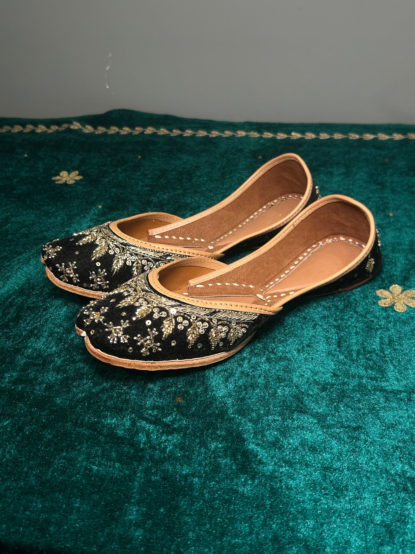 Black and Gold Classic Jutti