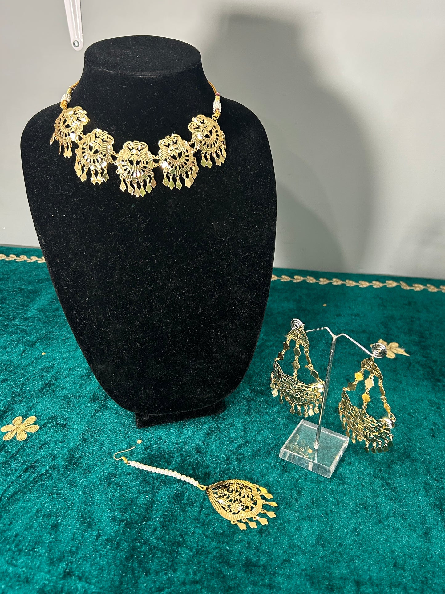 Kiran Jadau Necklace Set