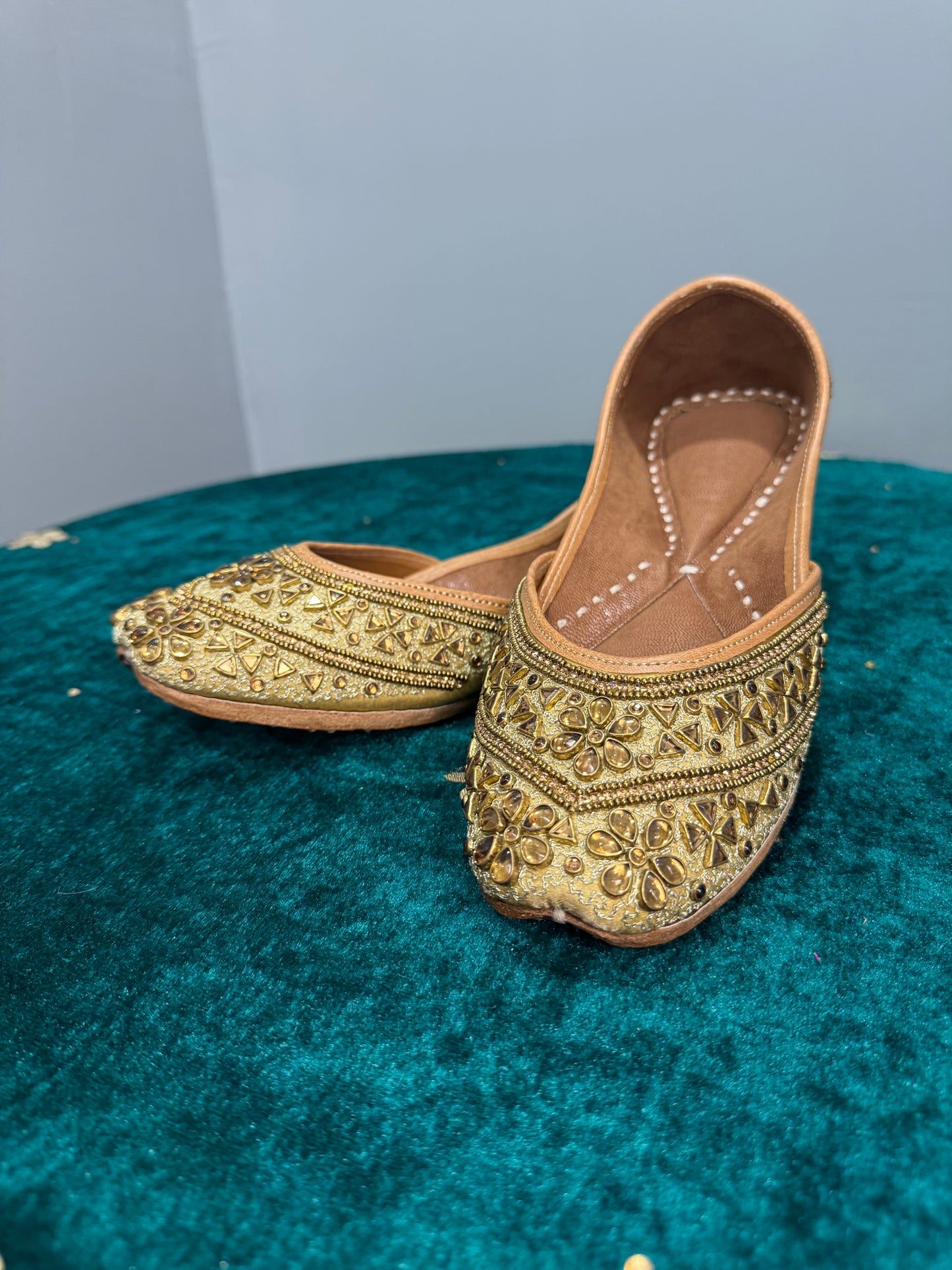 Gold Kundan Jutti
