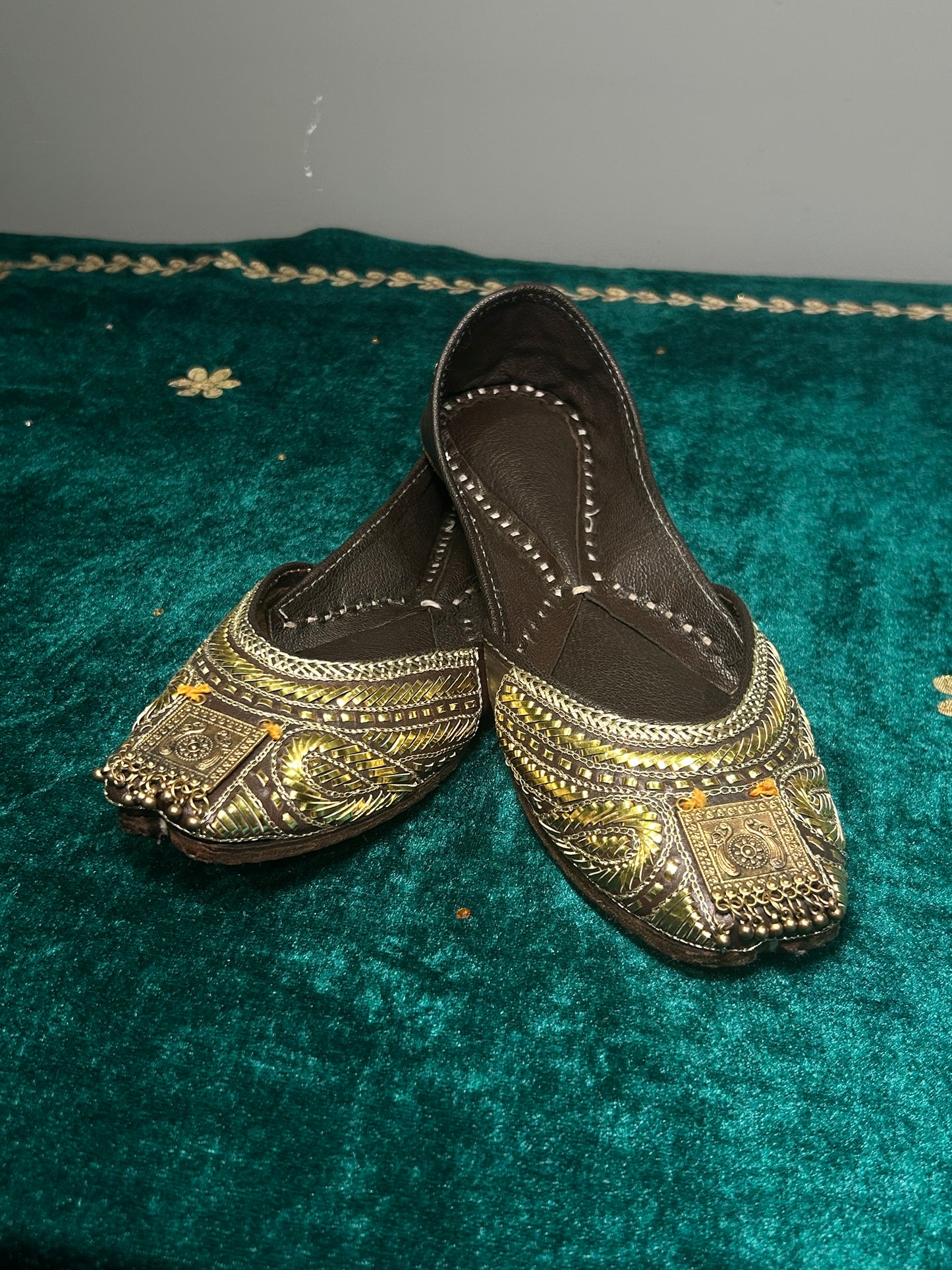 Pure Leather Mukhesh Jutti