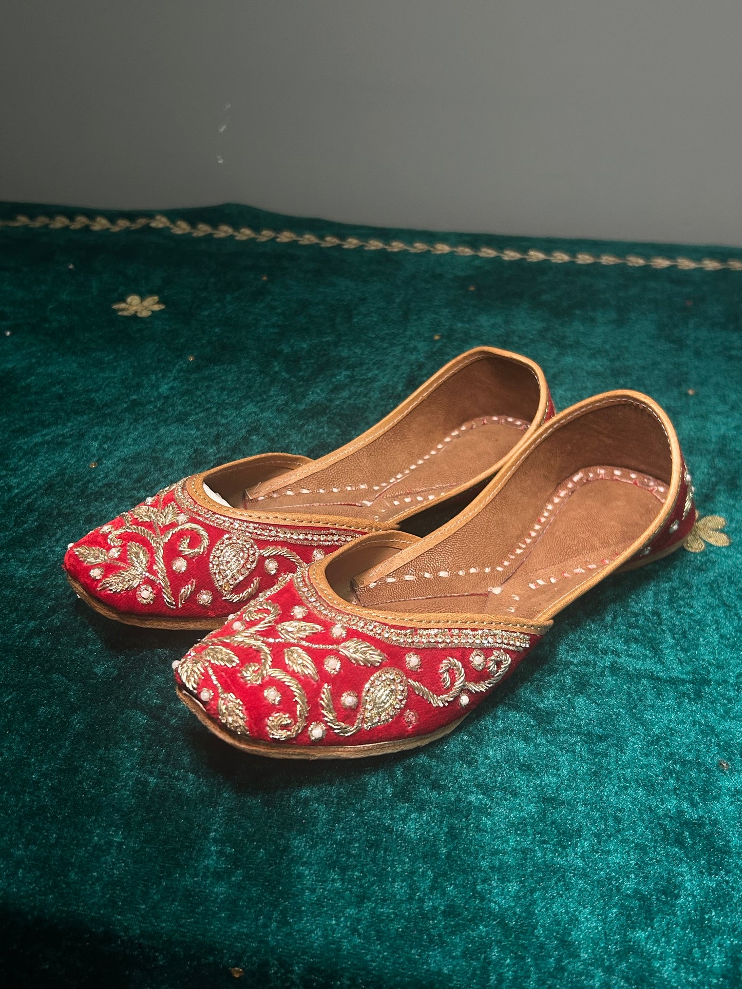 Red Dubka Work Jutti