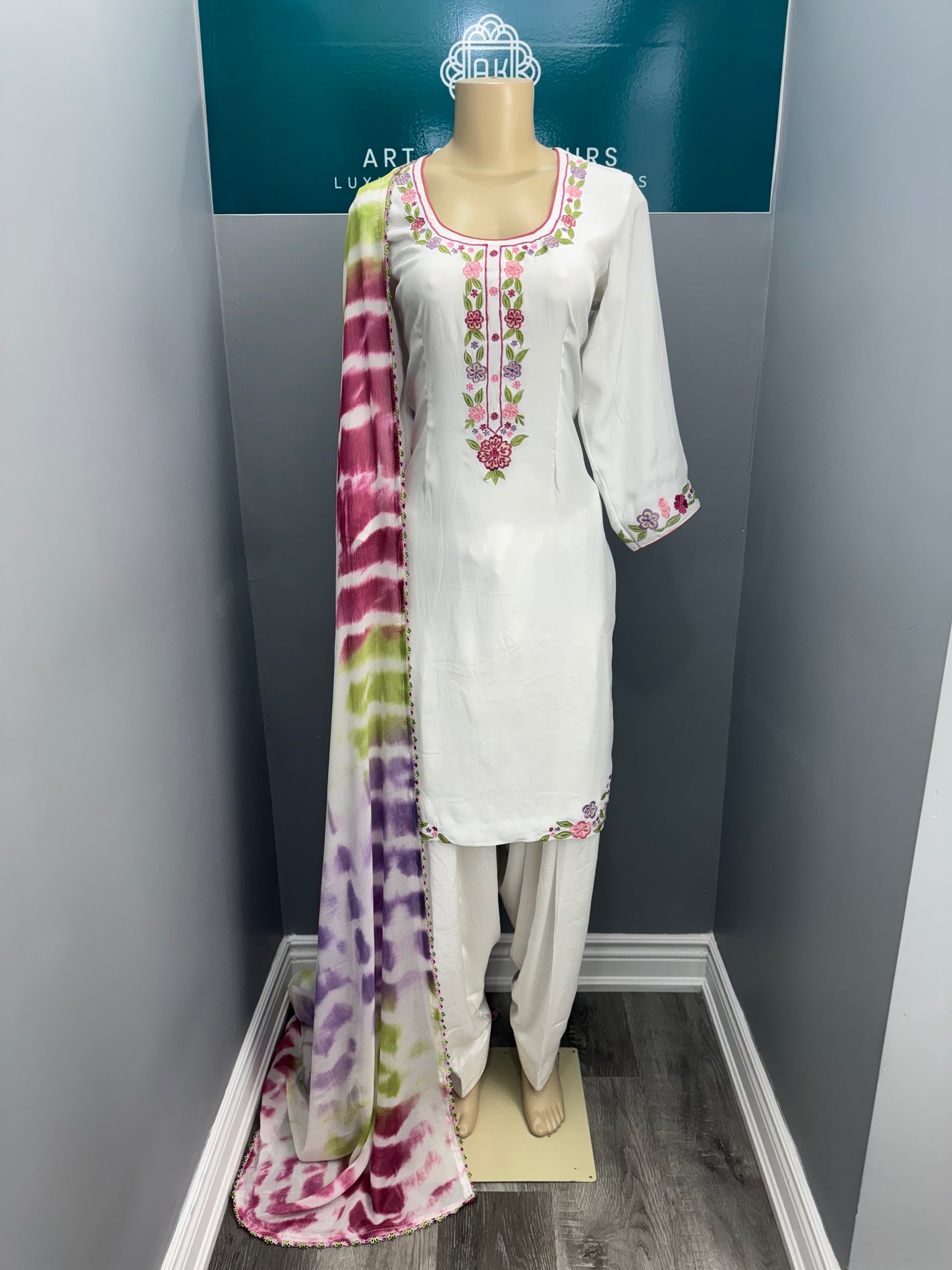Safad Tagah Salwar Suit