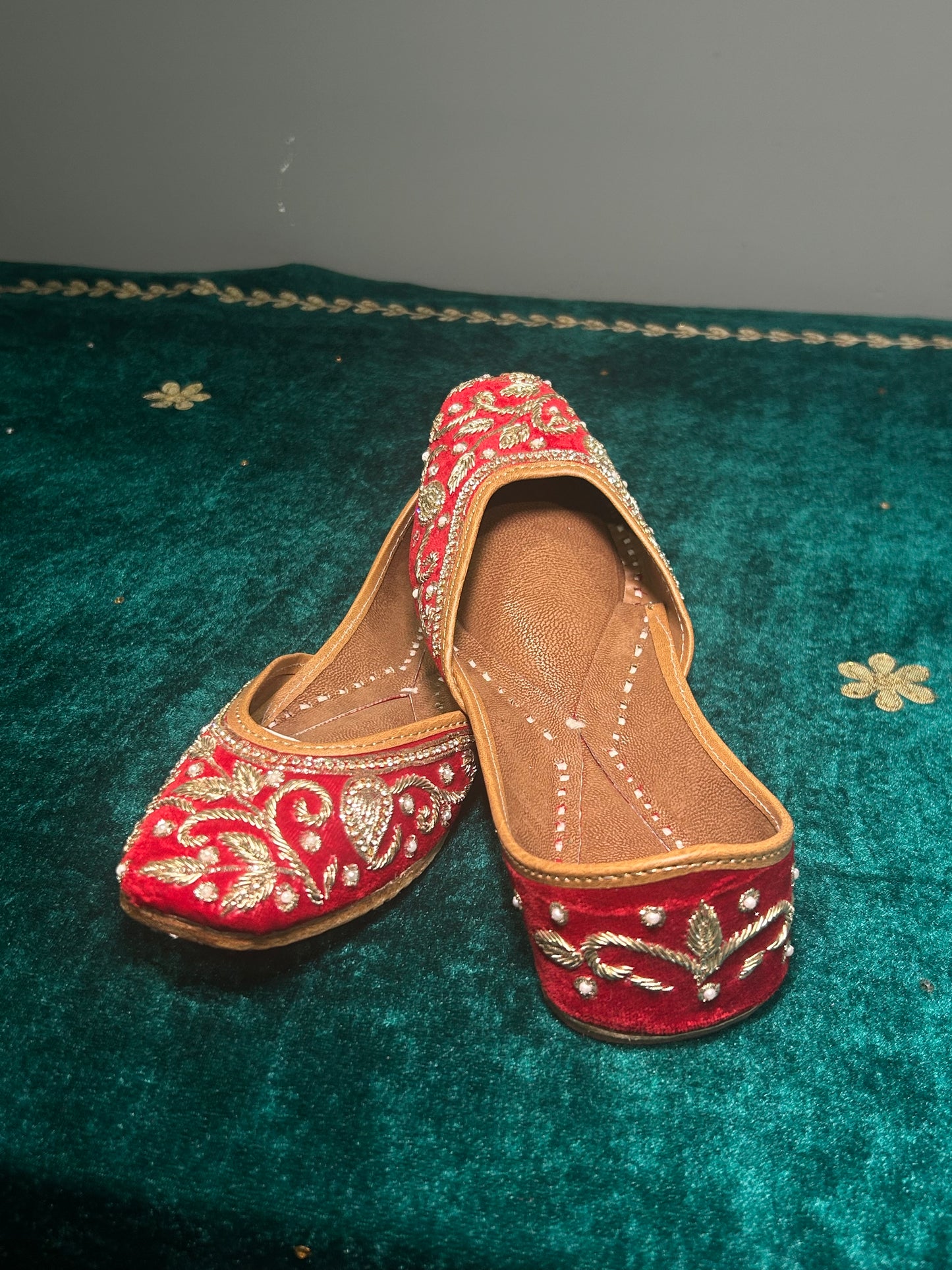 Red Dubka Work Jutti