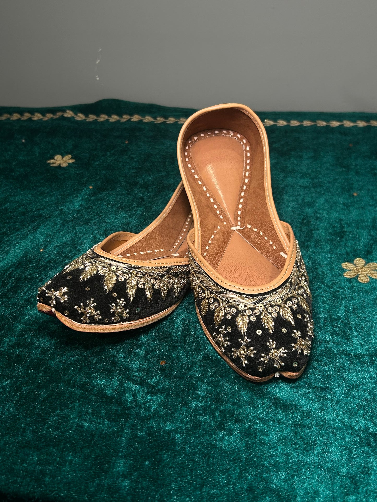 Black and Gold Classic Jutti