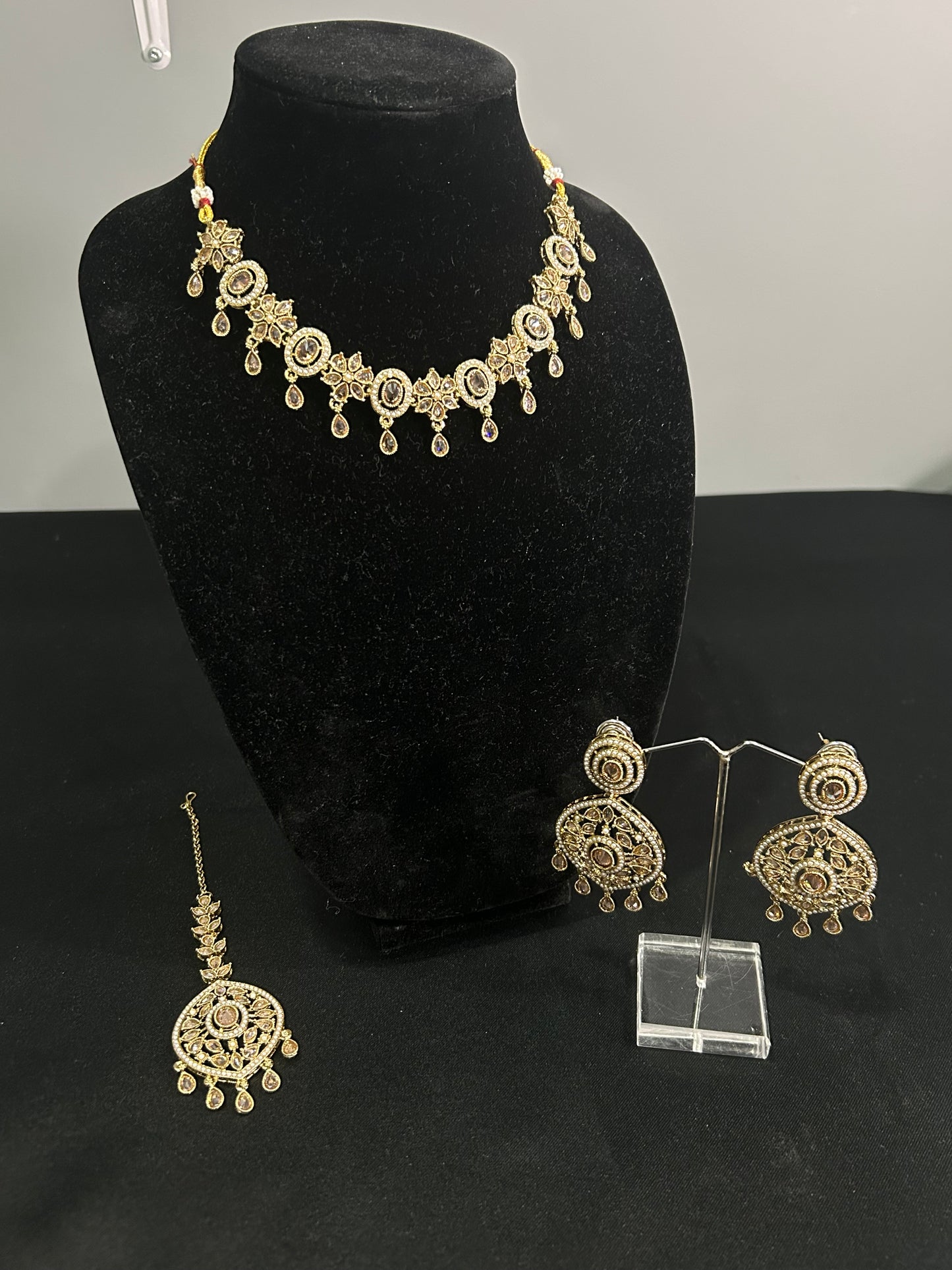 Smriti Necklace Set