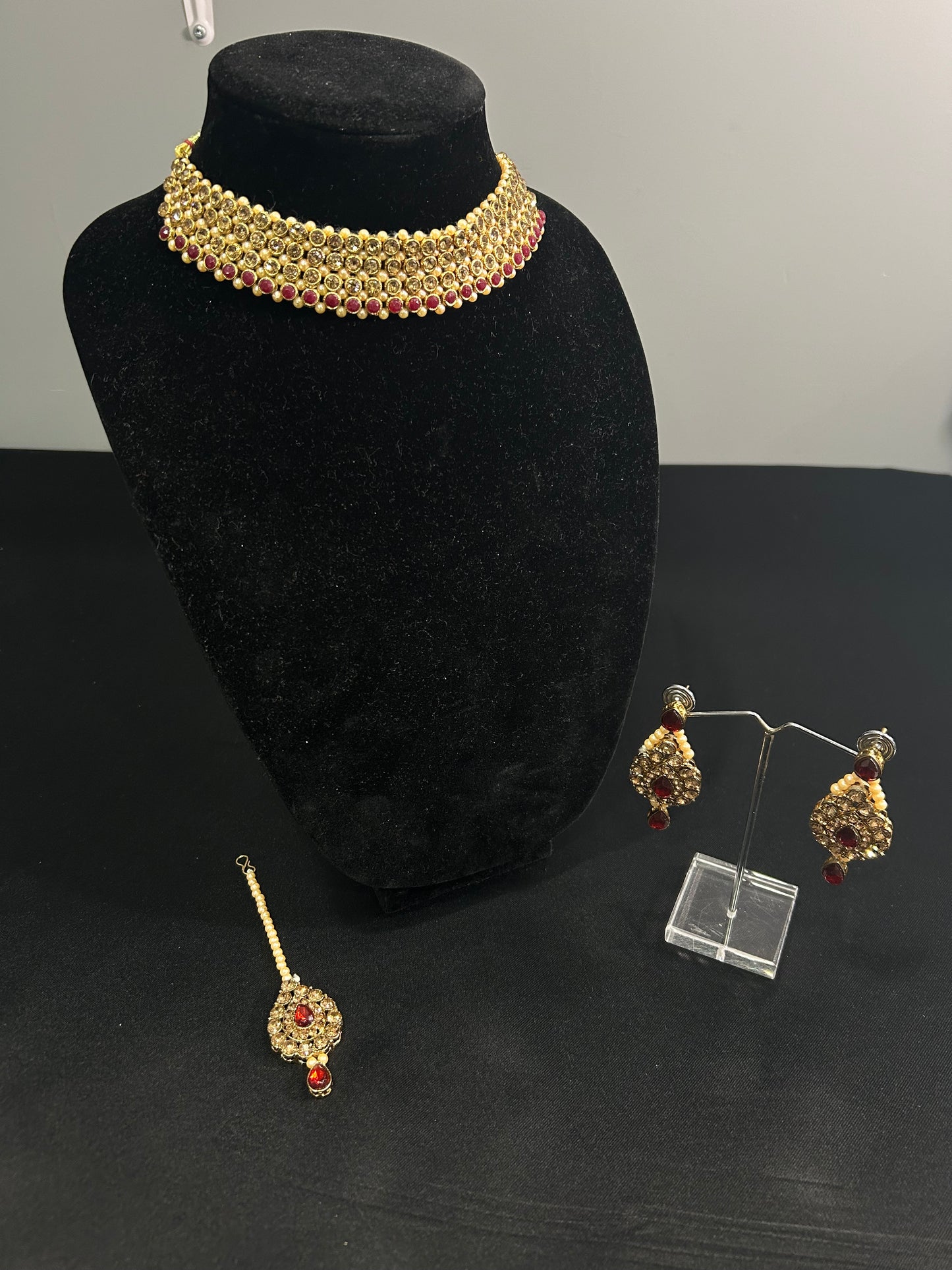 Vyra Necklace Set