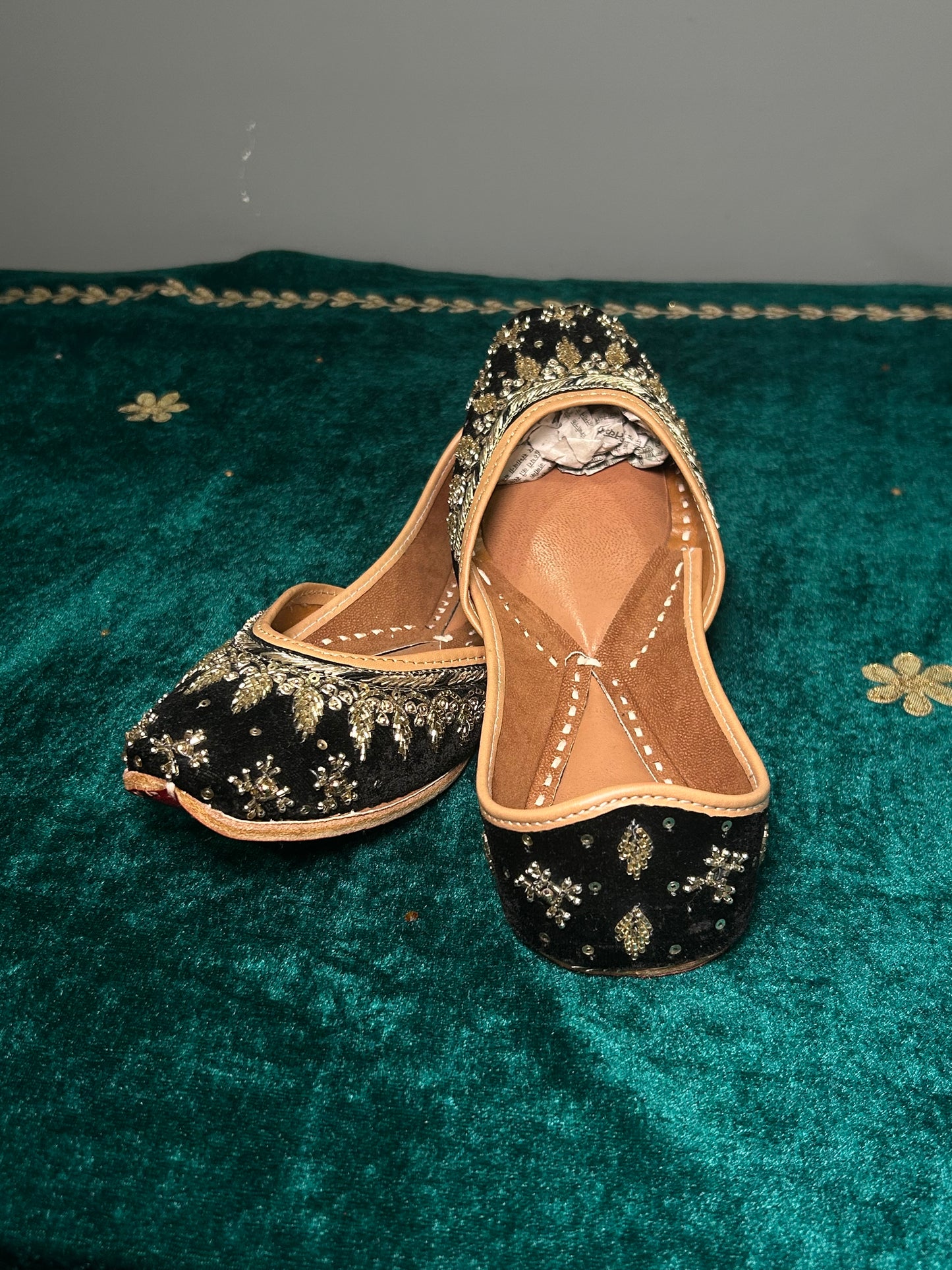 Black and Gold Classic Jutti