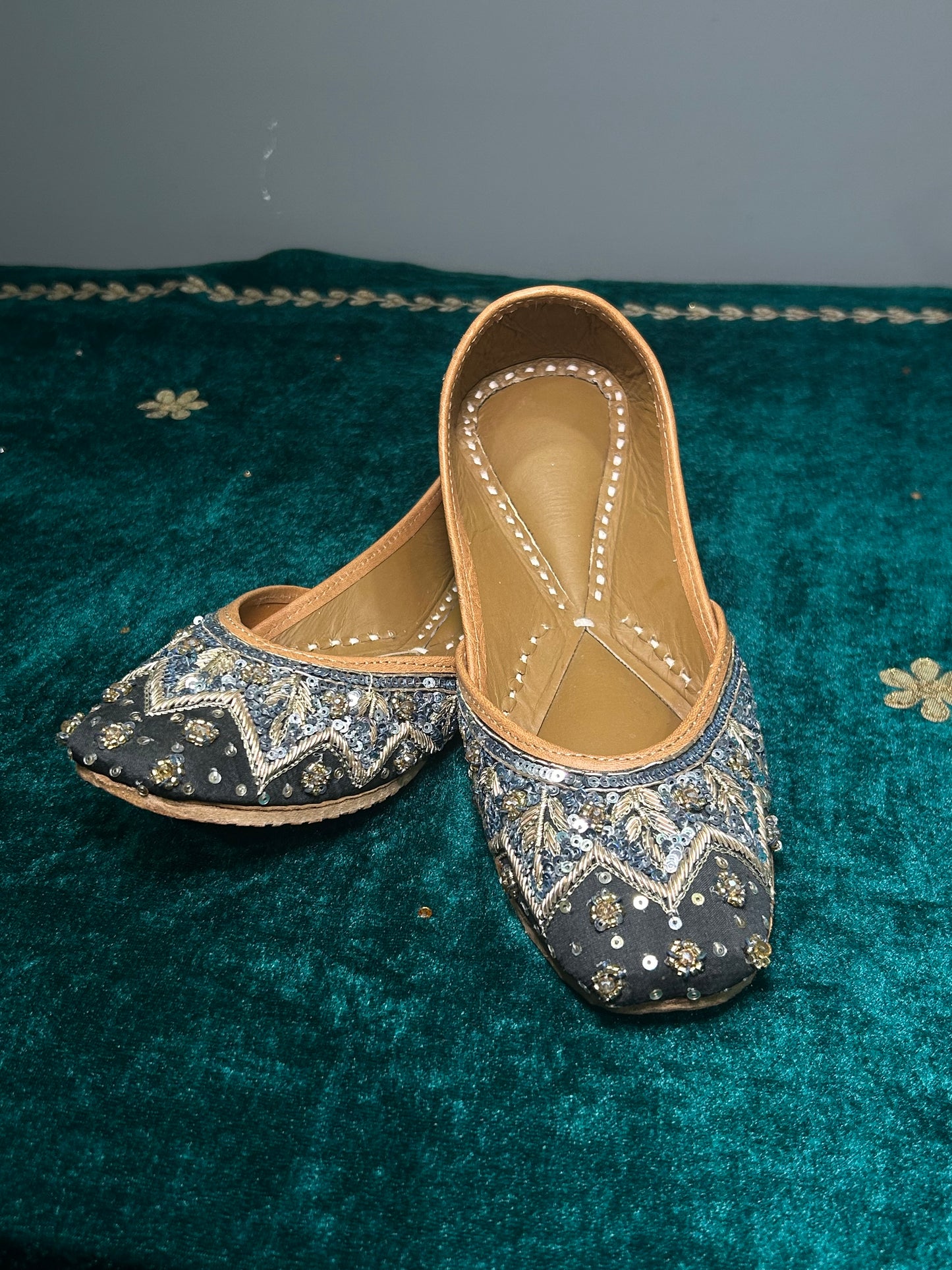 Midnight Handwork Jutti