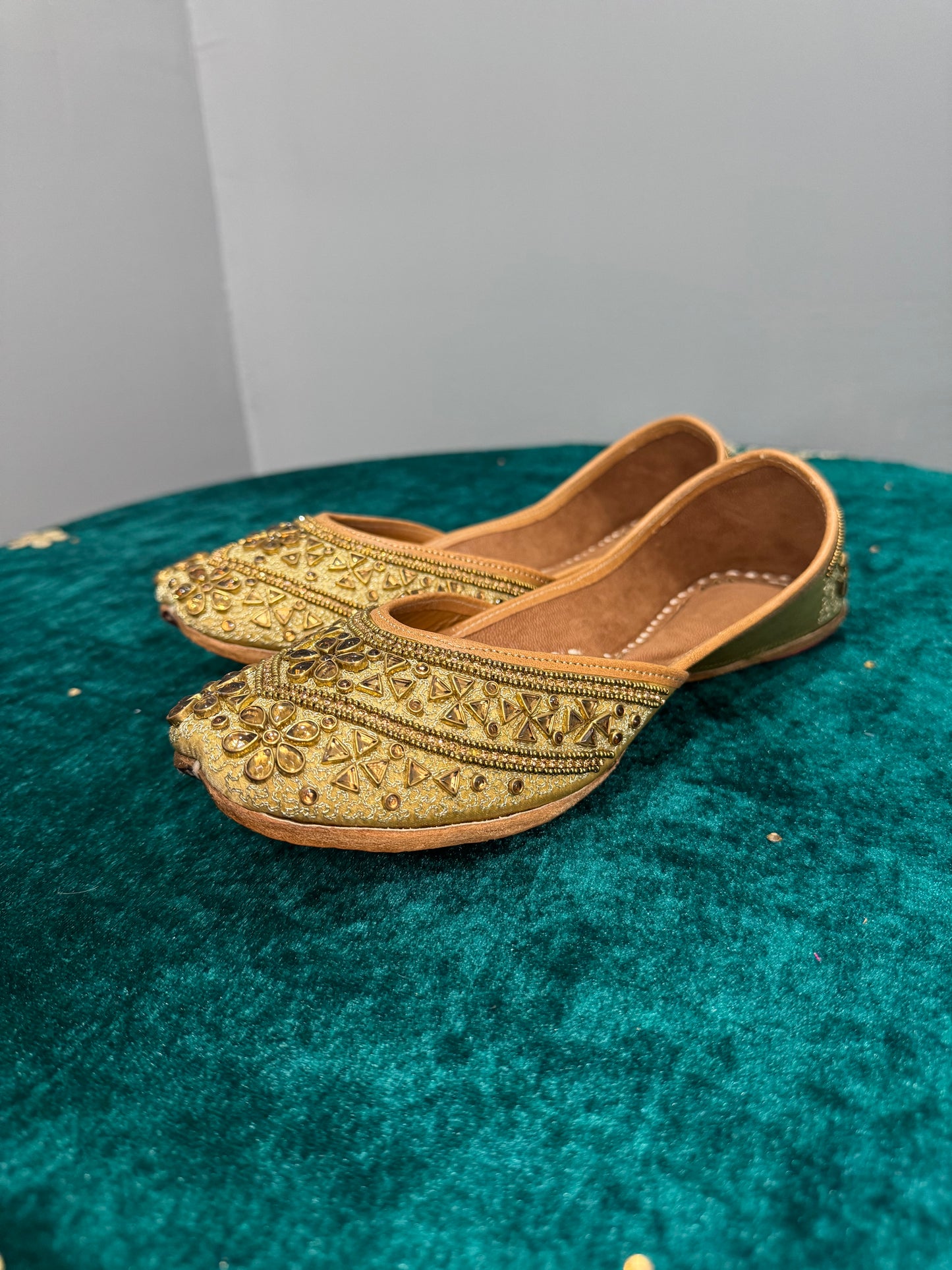 Gold Kundan Jutti