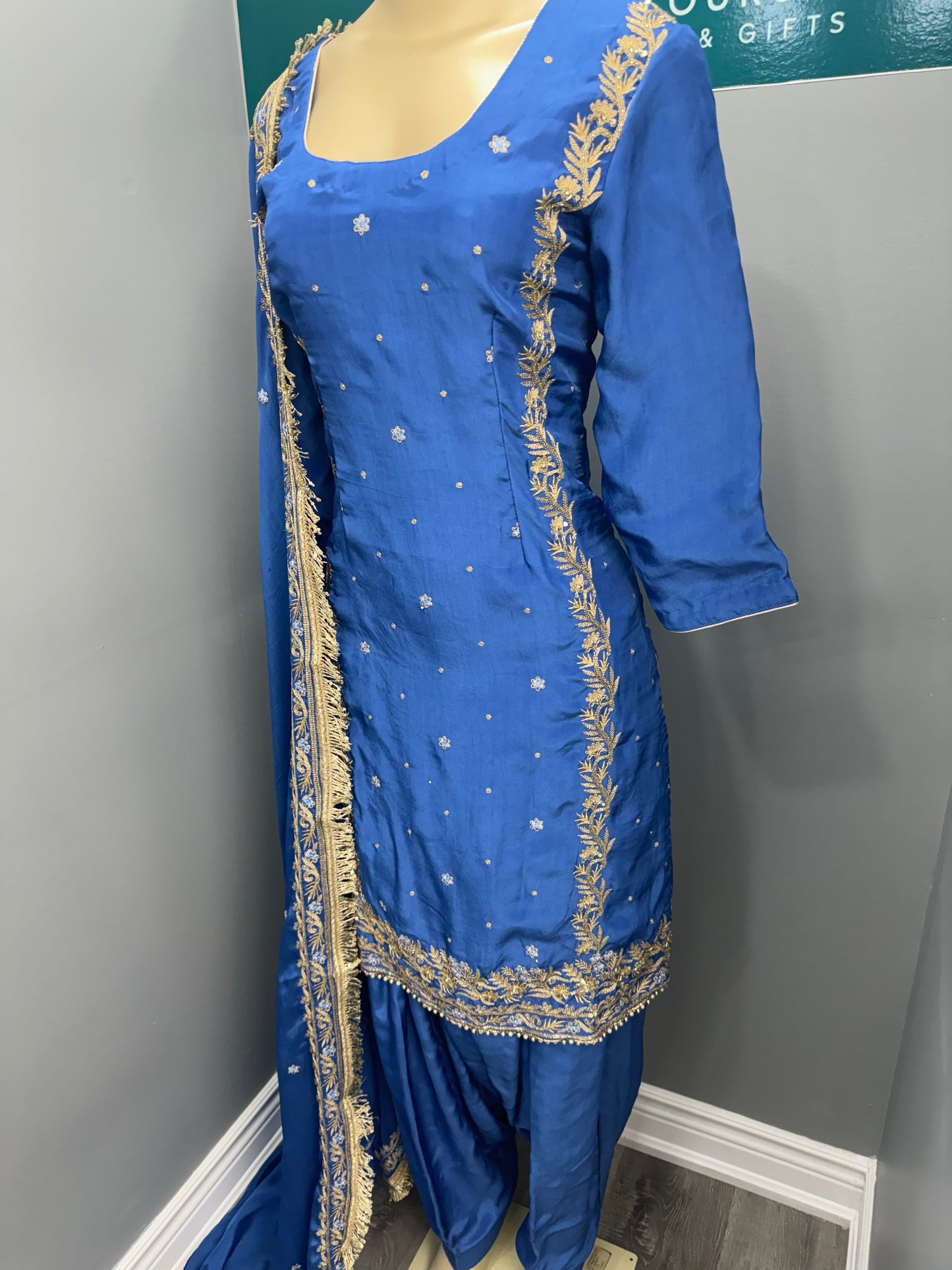Sunehri Neal Salwar Suit