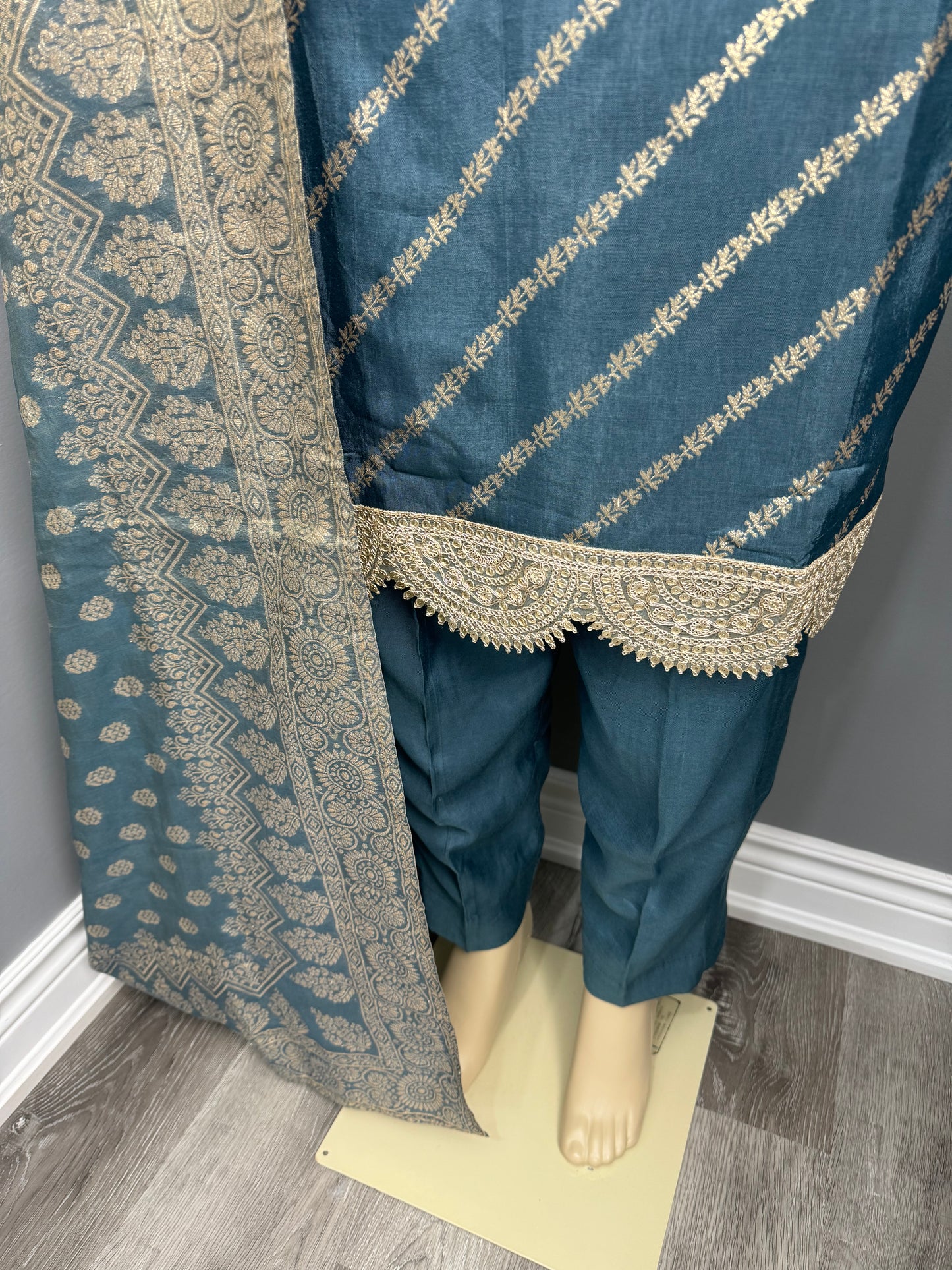 Savar Neel Pent Suit