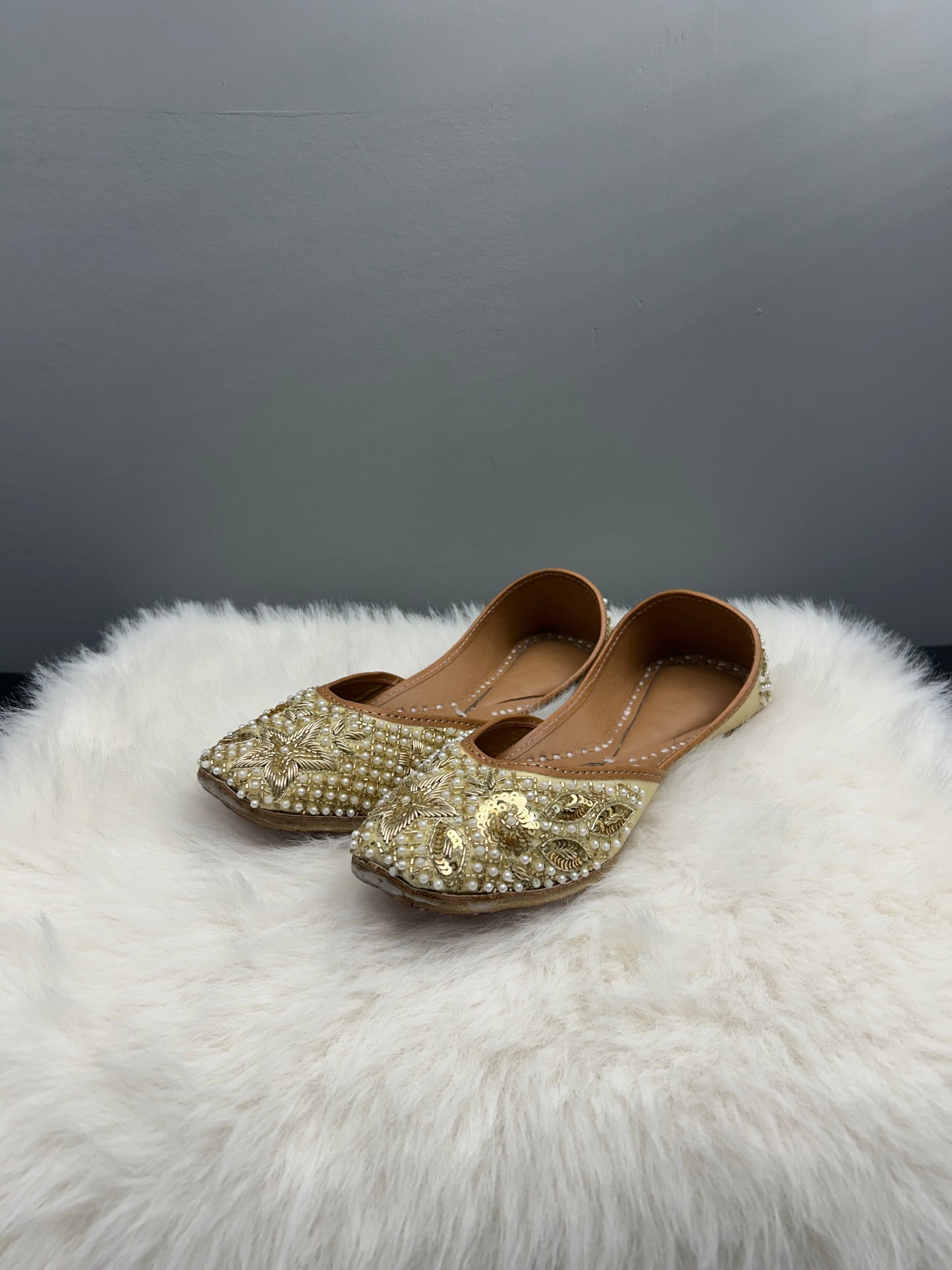 Gold Beaded Kundan Jutti