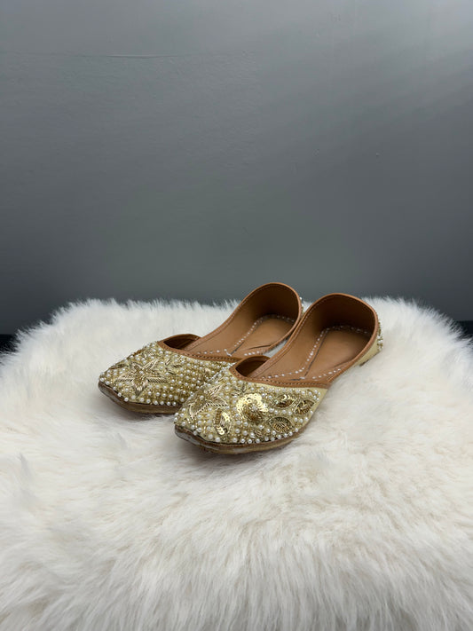 Gold Beaded Kundan Jutti