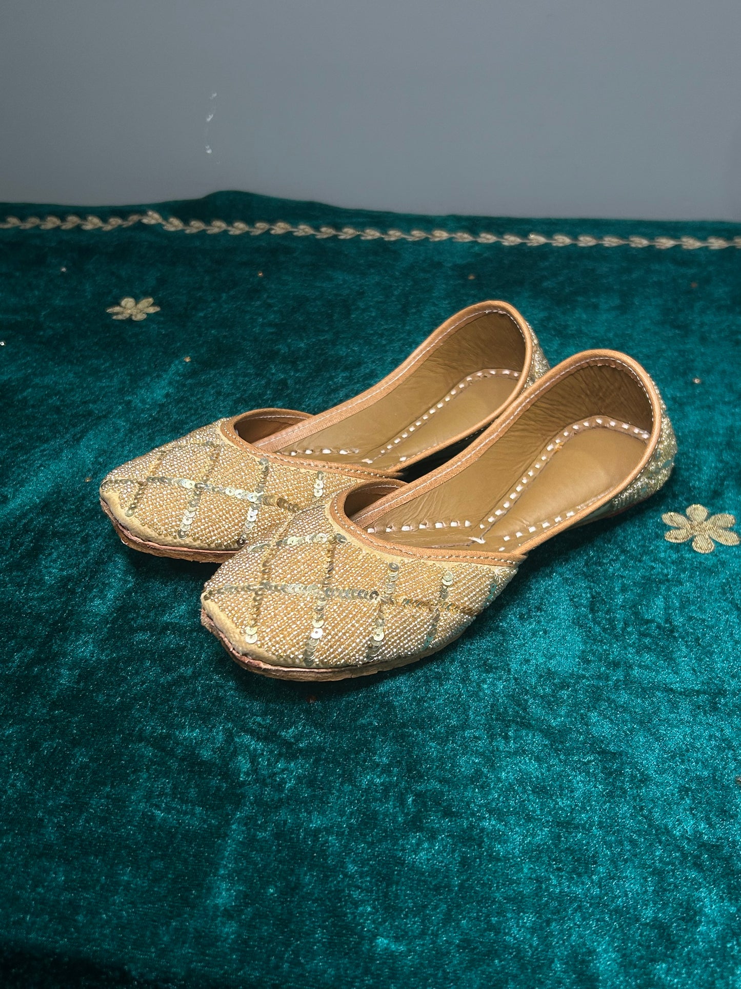 Gold Soni Beaded Jutti