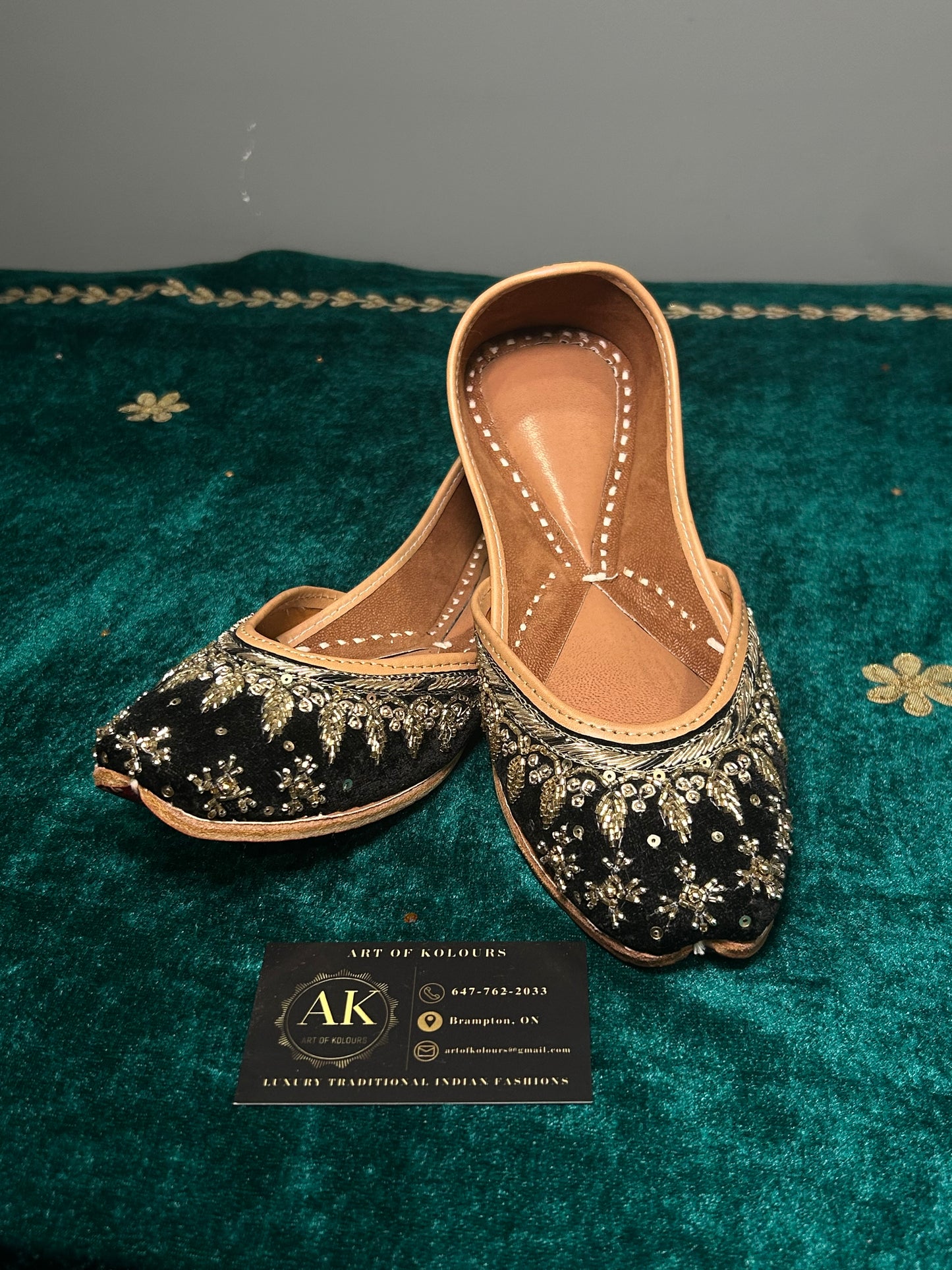 Black and Gold Classic Jutti