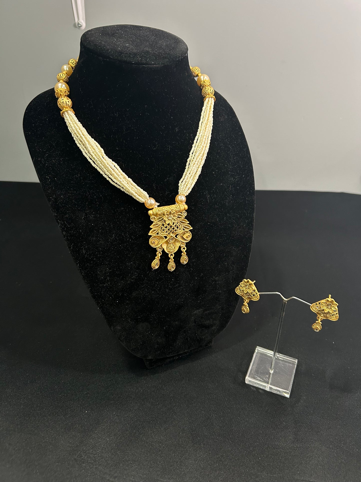 Arsha Necklace Set