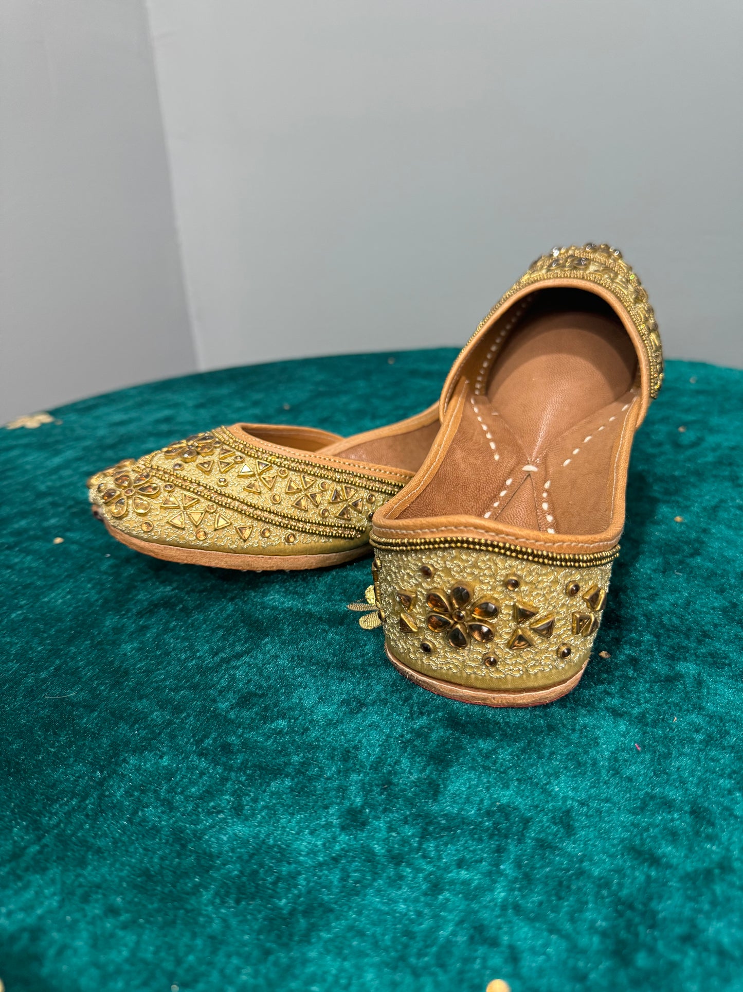 Gold Kundan Jutti