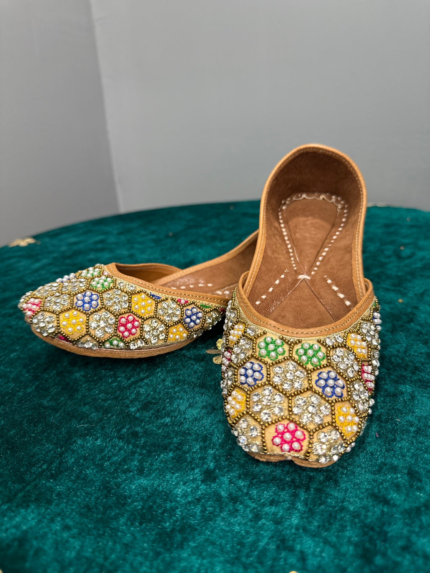 Mutli Stone Work Jutti